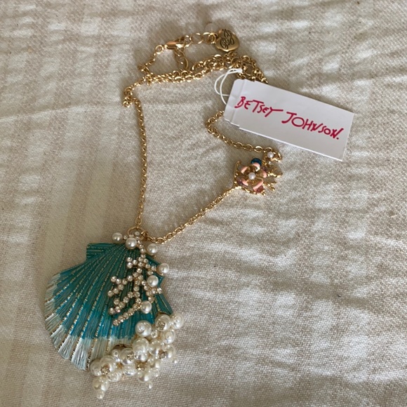 Betsey Johnson Jewelry - Betsey Johnson Shell Pearls Pendant Necklace